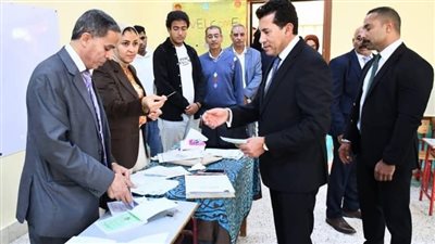 وزير الشباب والرياضة يدلي بصوته في انتخابات مجلس النواب بمدرسة طبري بالشروق
