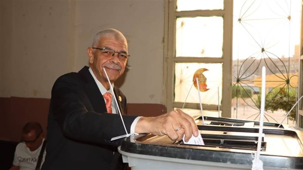 رئيس جامعة المنوفية يدلي بصوته في انتخابات مجلس النواب 2025