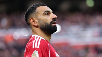 لماذا يطالب أسطورة يونايتد بإجلاس محمد صلاح على الدكة؟
