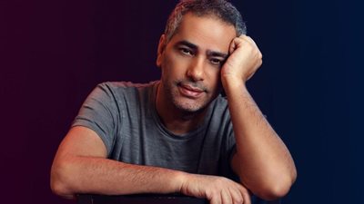 من الفنادق الفاخرة إلى شقة صغيرة.. تفاصيل حياة فضل شاكر خلال سنوات الاختباء وسرّ ارتدائه النظارة