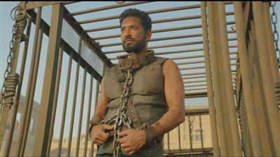 بدأ تحضيره من 4 سنين ومصيره مجهول.. تفاصيل أزمة فيلم الغربان لـ عمرو سعد |خاص