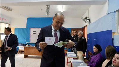 واجب وطني.. وزير العمل يُدلي بصوته في انتخابات مجلس النواب 2025 بالتجمع الخامس