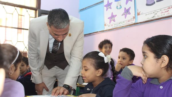 وكيل تعليم الجيزة يتفقد مدارس الوراق.. ويحذر غير المنضبطين