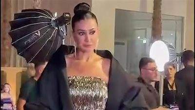 غادة عبد الرازق وآسر ياسين وهنا الزاهد.. نجوم الفن يتألقون على ريد كاربت مهرجان ضيافة