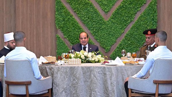 الرئيس السيسي يشيد بطلاب جامعة القاهرة المشاركين في فترة المُعايشة بالأكاديمية العسكرية