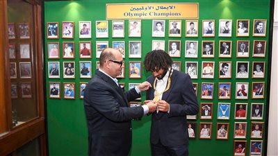 ياسر إدريس يعلن اختيار النني سفيرا للجنة الأولمبية المصرية.. ويهديه القلادة الذهبية