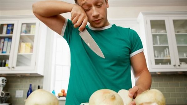 سر طبي وراء البكاء وقت تقطيع البصل.. وحيلة لوقف العياط في مطبخك