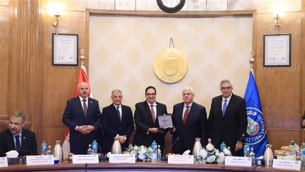 وزير التعليم العالي ومحافظ الإسماعيلية يكرمان لجنة تحكيم “أفضل جامعة صديقة للبيئة”