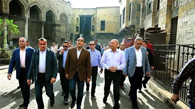 رئيس الوزراء يتفقد أعمال إعادة إحياء منطقة حارة الروم وباب زويلة