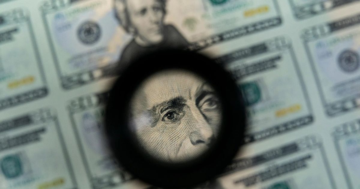 احتمال رفع الفائدة يهدد توقعات جيه بي مورغان بهبوط الدولار