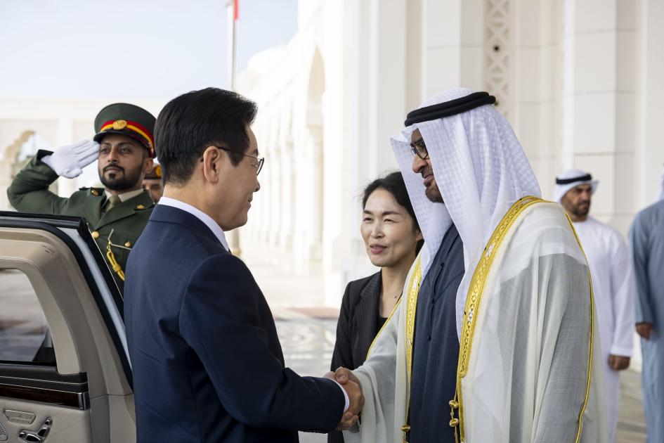 محمد بن زايد يستقبل الرئيس الكوري في قصر الوطن (فيديو)