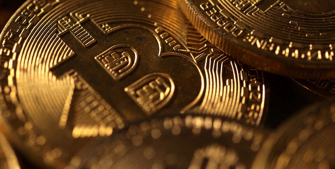 البيتكوين ترتد فوق 93 ألف دولار وسط حذر شديد