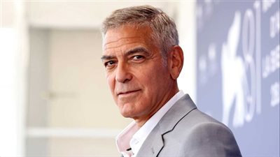 جورج كلوني يتحدى الزمن ويحتضن الشيب بروح مرحة وحيلة صغيرة