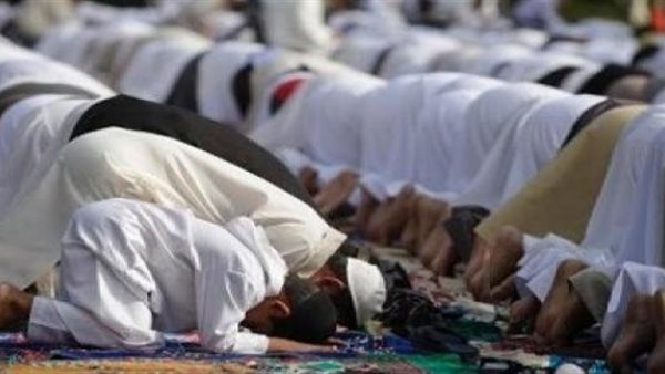 هل يجوز تأخير الصلوات الخمس وجمعها في آخر اليوم؟ أمين الفتوى يكشف حكم الشر