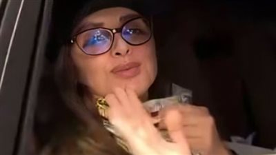 أخفت وجهها.. أنغام تصل الرياض استعدادًا لحفلها الغنائي غدًا