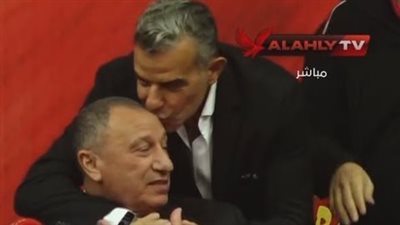 خالد مرتجي يقبل رأس محمود الخطيب.. لحظة وفاء وامتنان بعد فوز تاريخي في انتخابات الأهلي