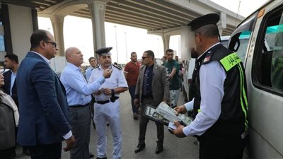 محافظ القاهرة يقود حملة مكبرة لضبط السائقين المخالفين والقضاء على المواقف العشوائية