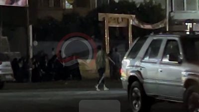 أسرة وجيران اسماعيل الليثي ينتظرون وصول جثمانه أمام منزله| صور