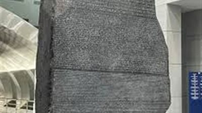 علماء مصريات يجددون الدعوة لإعادة حجر رشيد لمصر بعد افتتاح المتحف الكبير