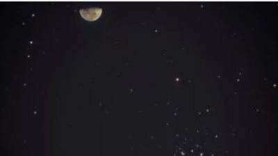 مشهد سماوي آسر.. القمر يتراقص في عنقود “النثرة” بسماء مصر والوطن العربي