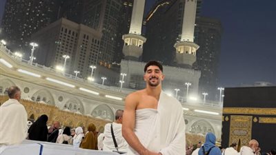 بعد تتوجه بـ أول لقب له مع الأهلي.. محمد سيحا حارس المرمي يؤدي مناسك العمرة