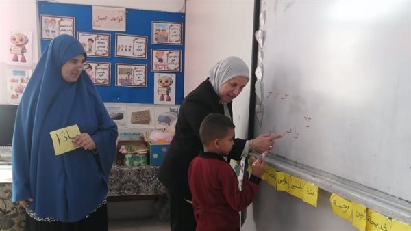 وكيل “التعليم” بالقاهرة تكرم مديرة مدرسة الشهداء للتعليم الأساسي