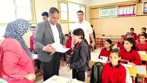 وكيل مديرية التعليم بالشرقية يختبر الطلاب في المناهج.. ما النتيجة؟