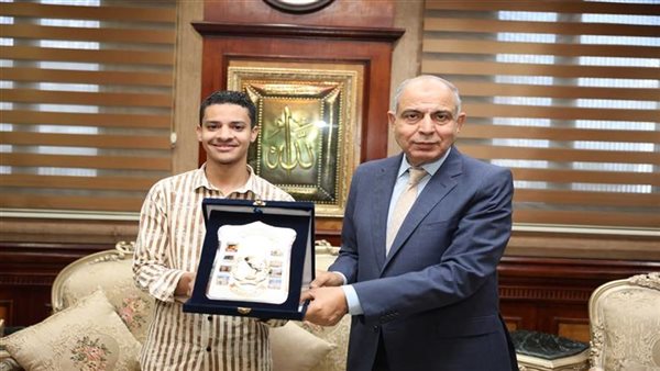 «تحدي القراءة العربي».. محافظ المنيا يكرم الفائز بالمركز السادس على الجمهورية
