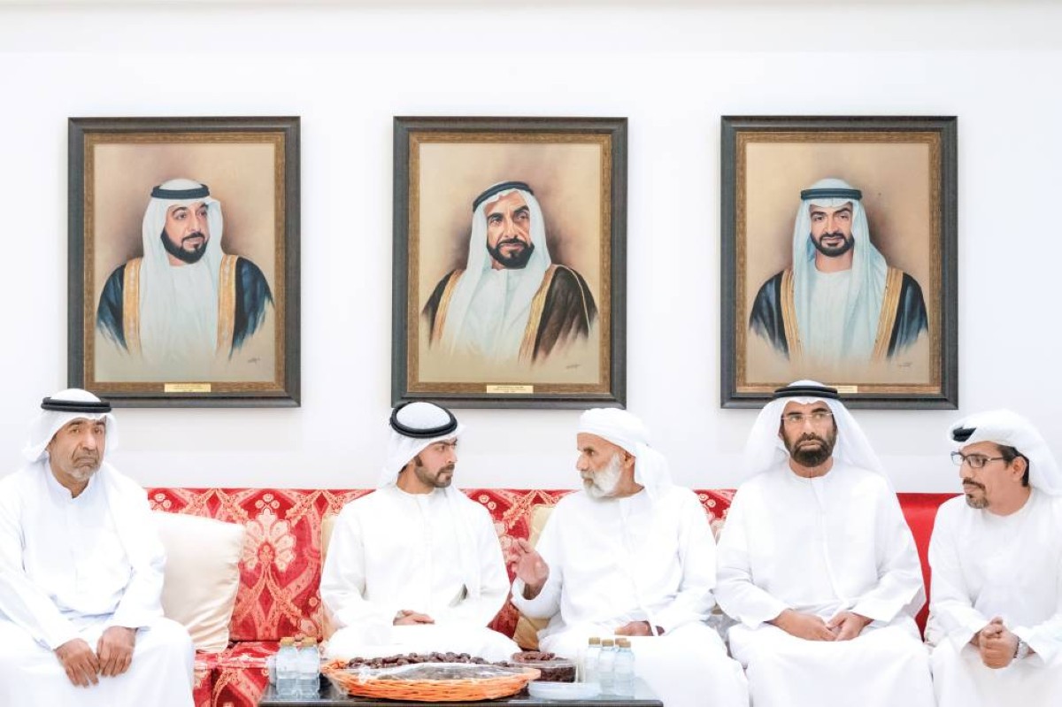 خليفة بن طحنون يعزي في وفاة سهيل محمد العامري