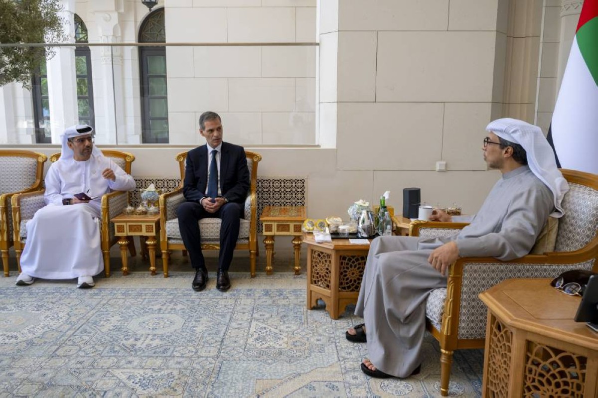 منصور بن زايد يستقبل رئيس مجلس إدارة مجموعة “سي إم إيه سي جي إم” الفرنسية