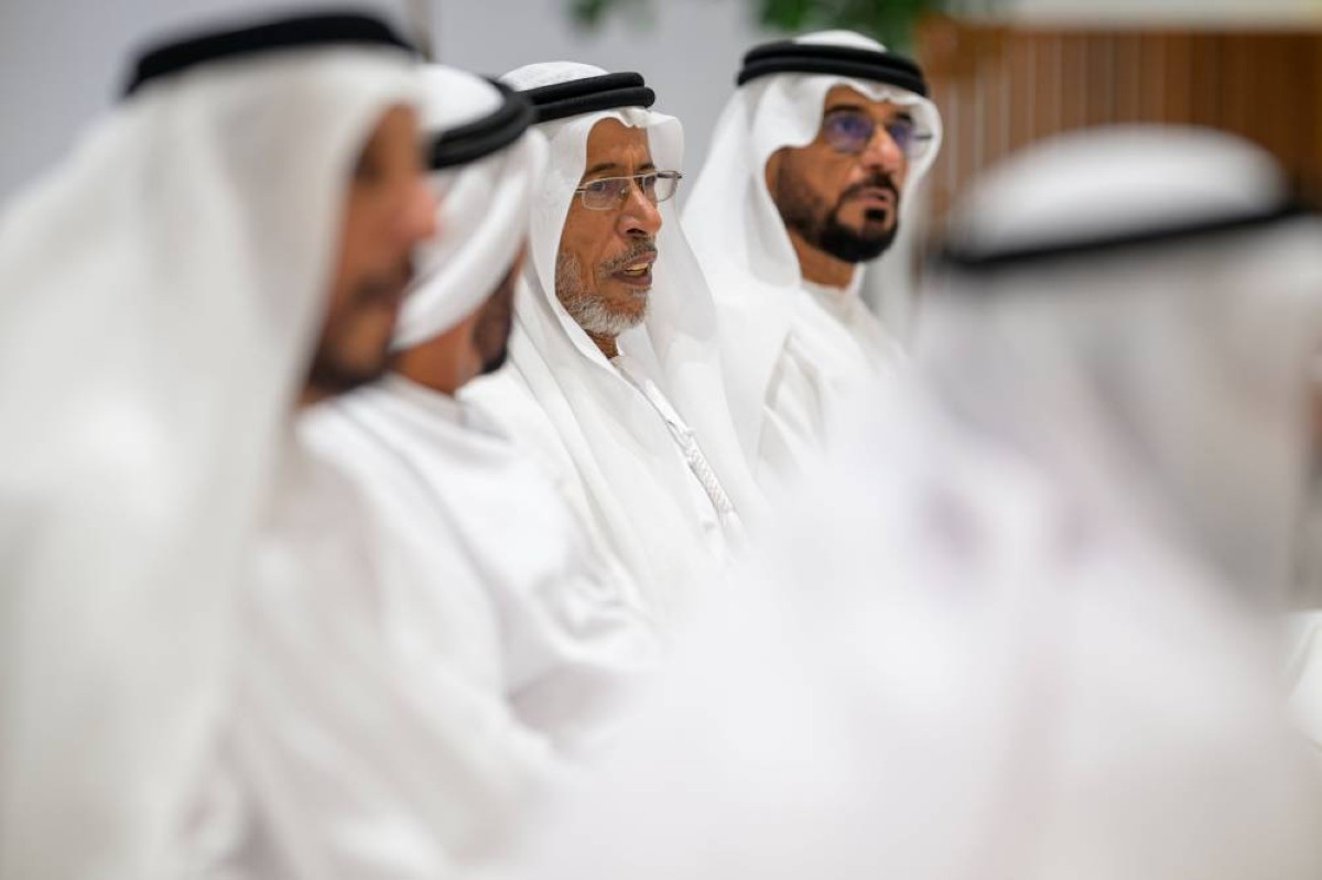 محمد بن زايد يلتقي مجموعة من الضباط المتقاعدين الذين شاركوا سموه في رفع العلم