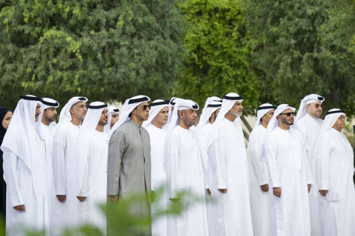 منصور بن زايد يرفع علم الإمارات على سارية صرح زايد المؤسس بمناسبة يوم العلم