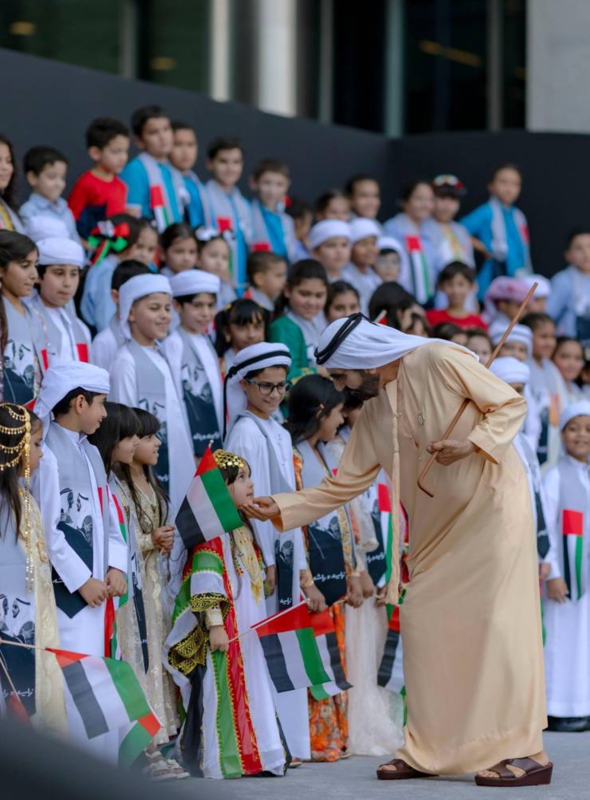 علم الإمارات رمز كرامتنا ووحدتنا ورايةُ عزنا وفخرنا نفديه دائماً وأبداً