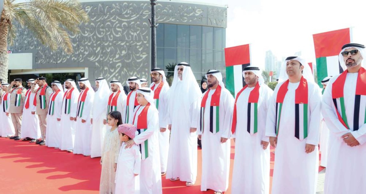 ولي عهد الشارقة وسلطان بن أحمد يشهدان مراسم «يوم العلم»