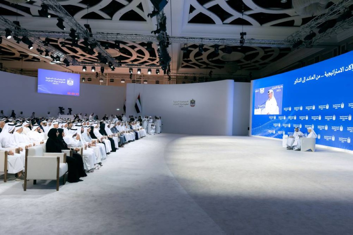 محمد بن راشد يشهد جلسة “الاستثمار السيادي والشراكات الاستراتيجية.. من العائد إلى التأثير”