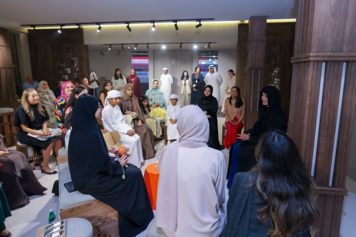 لطيفة بنت محمد تلتقي الحرفيين وأصحاب المشاريع الناشئة في سوق أسبوع دبي للتصميم