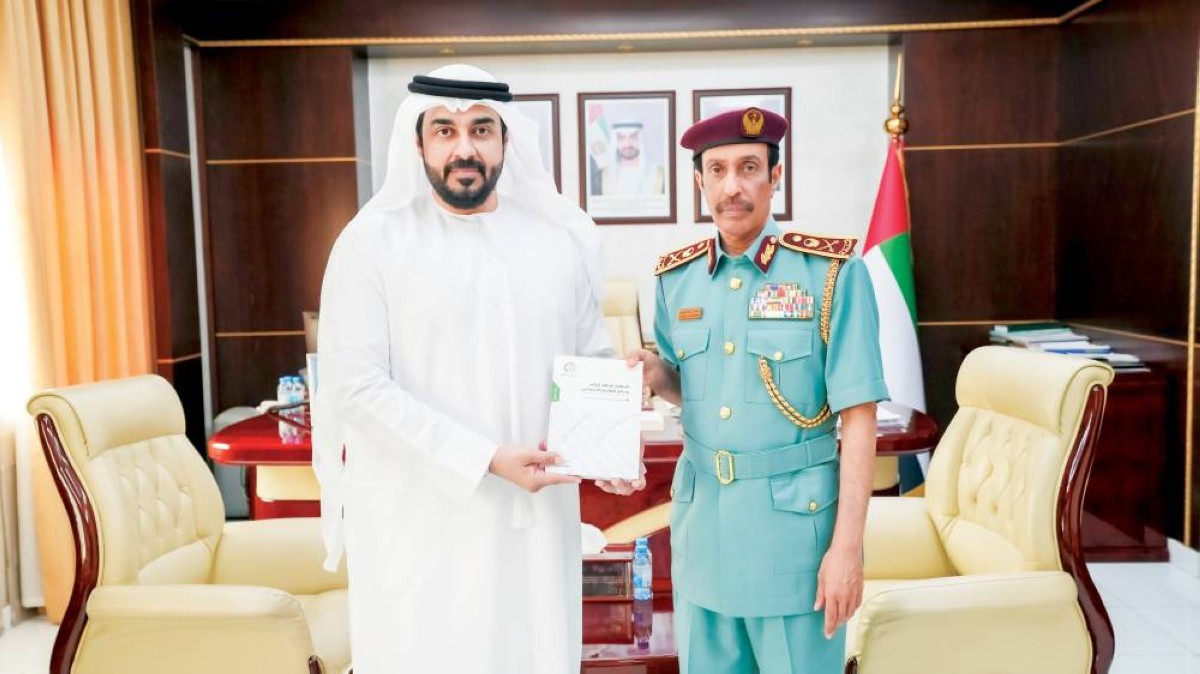 قائد شرطة عجمان يتلقى نسخة من شهادة دكتوراه لضابط متقاعد