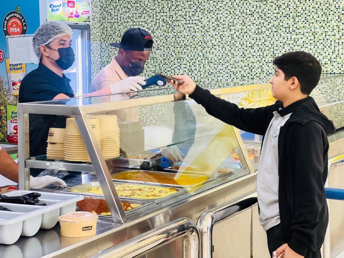 مدارس حكومية تفعّل الدفع الإلكتروني في المقاصف المدرسية