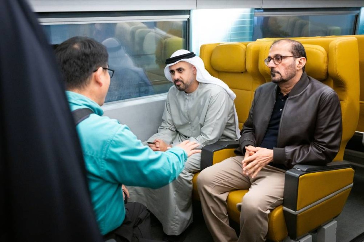 ذياب بن محمد يتفقد قطار شنغهاي الأسرع في العالم