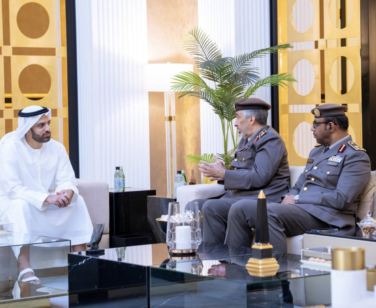 ولي عهد رأس الخيمة يشيد بدور «الهوية والجنسية» في تطوير الخدمات الحكومية