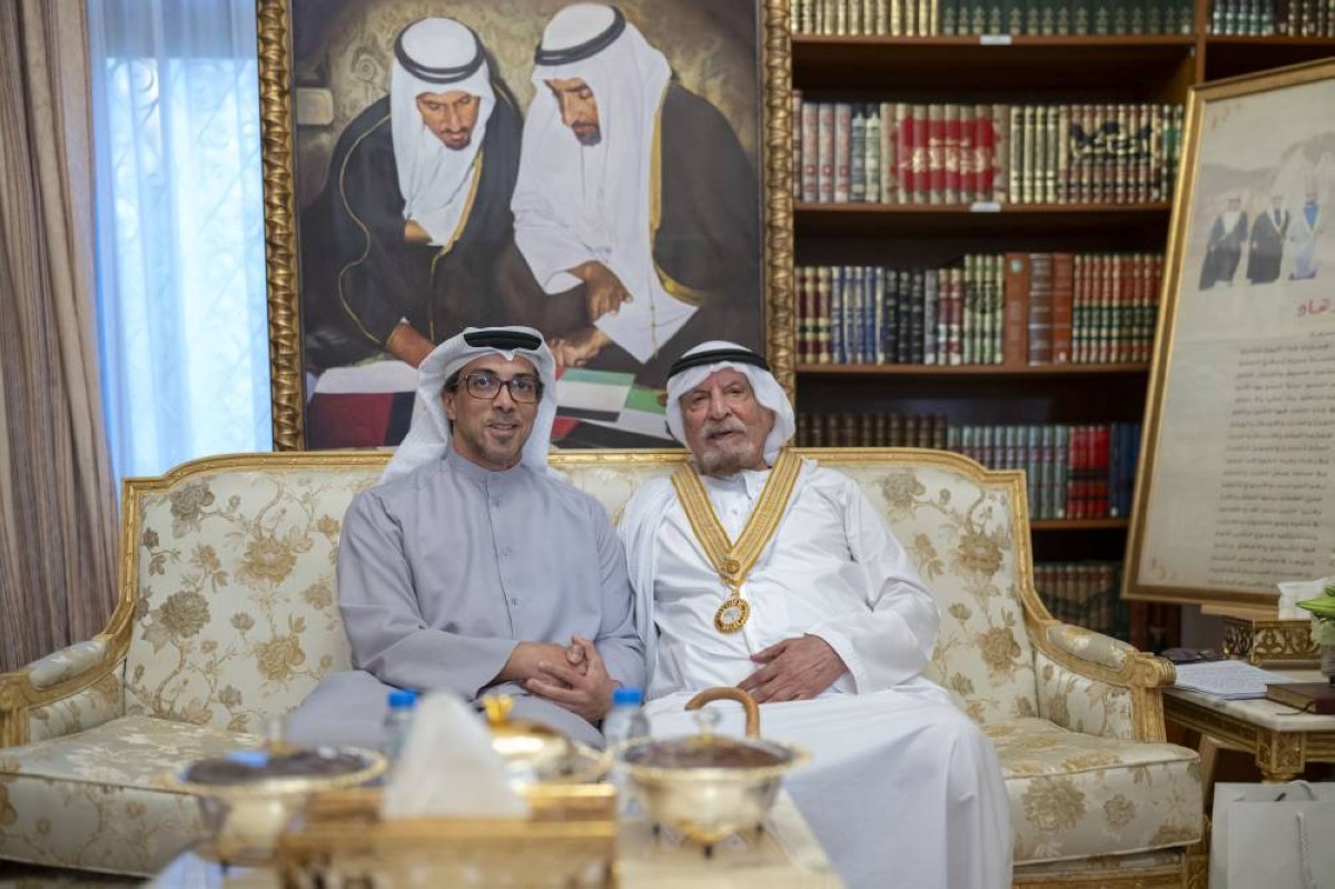 منصور بن زايد يكرم أحمد خليفة السويدي بوسام الإمارات للثقافة والإبداع تقديراً لمسيرته الوطنية والثقافية