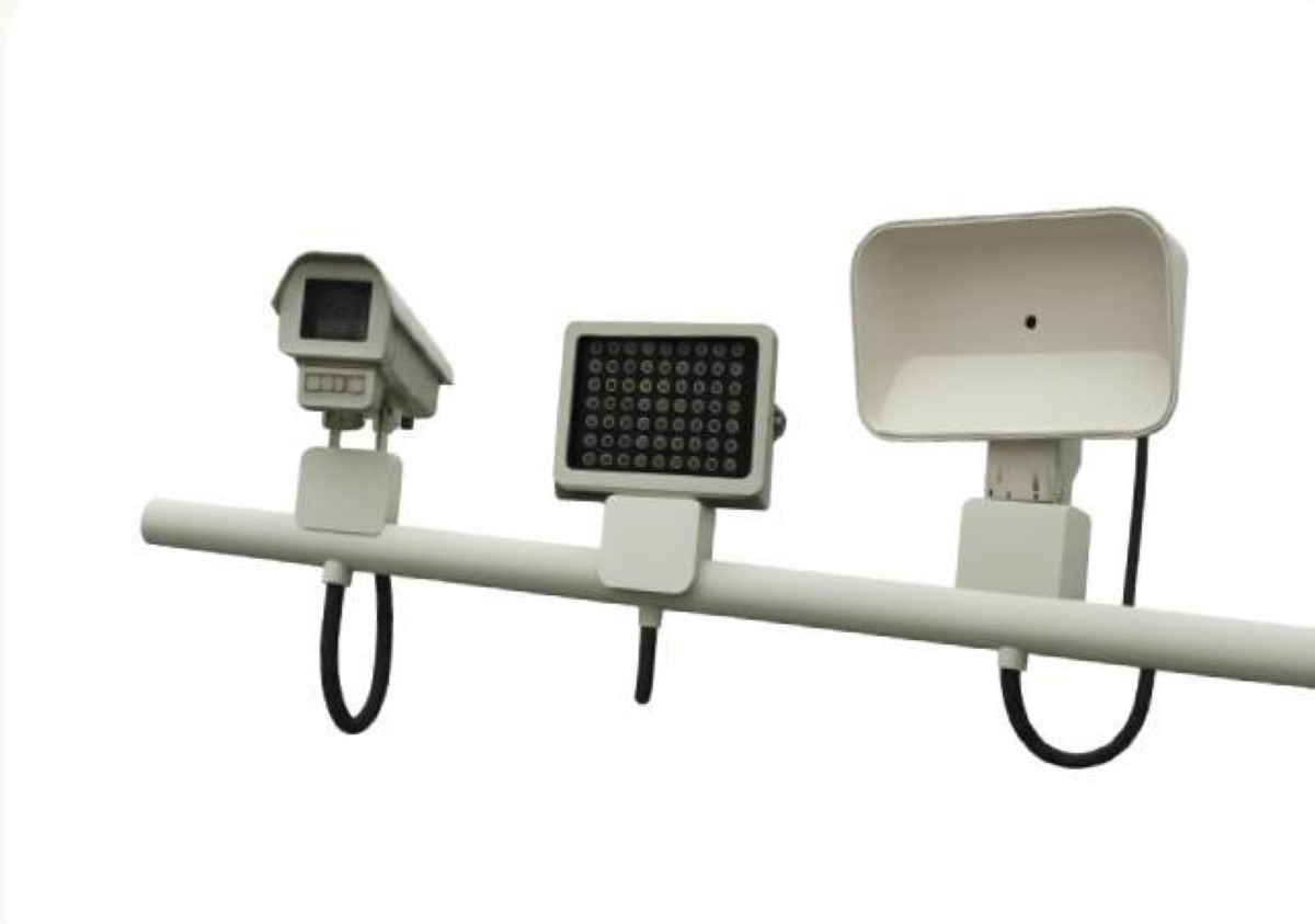 شرطة دبي توسّع نطاق استخدام «رادارات الضجيج» لرصد المركبات المسببة للإزعاج