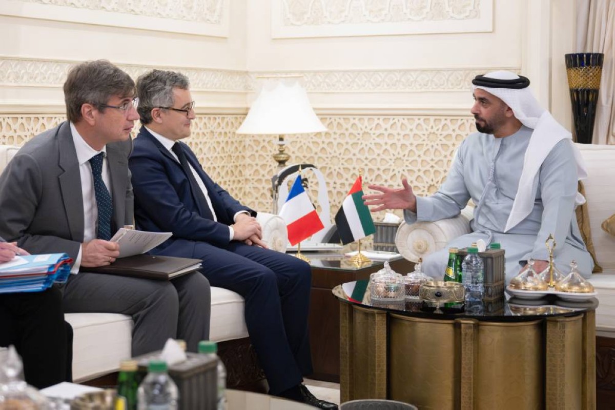 سيف بن زايد يبحث ووزير العدل الفرنسي تعزيز التعاون