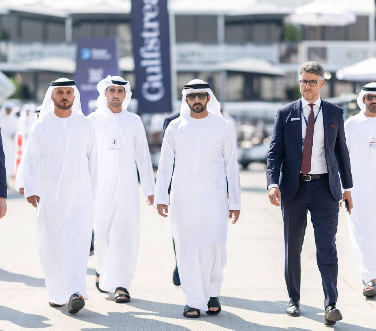حمدان بن محمد يزور معرض دبي للطيران ويتفقّد جانباً من أحدث الطائرات المشاركة