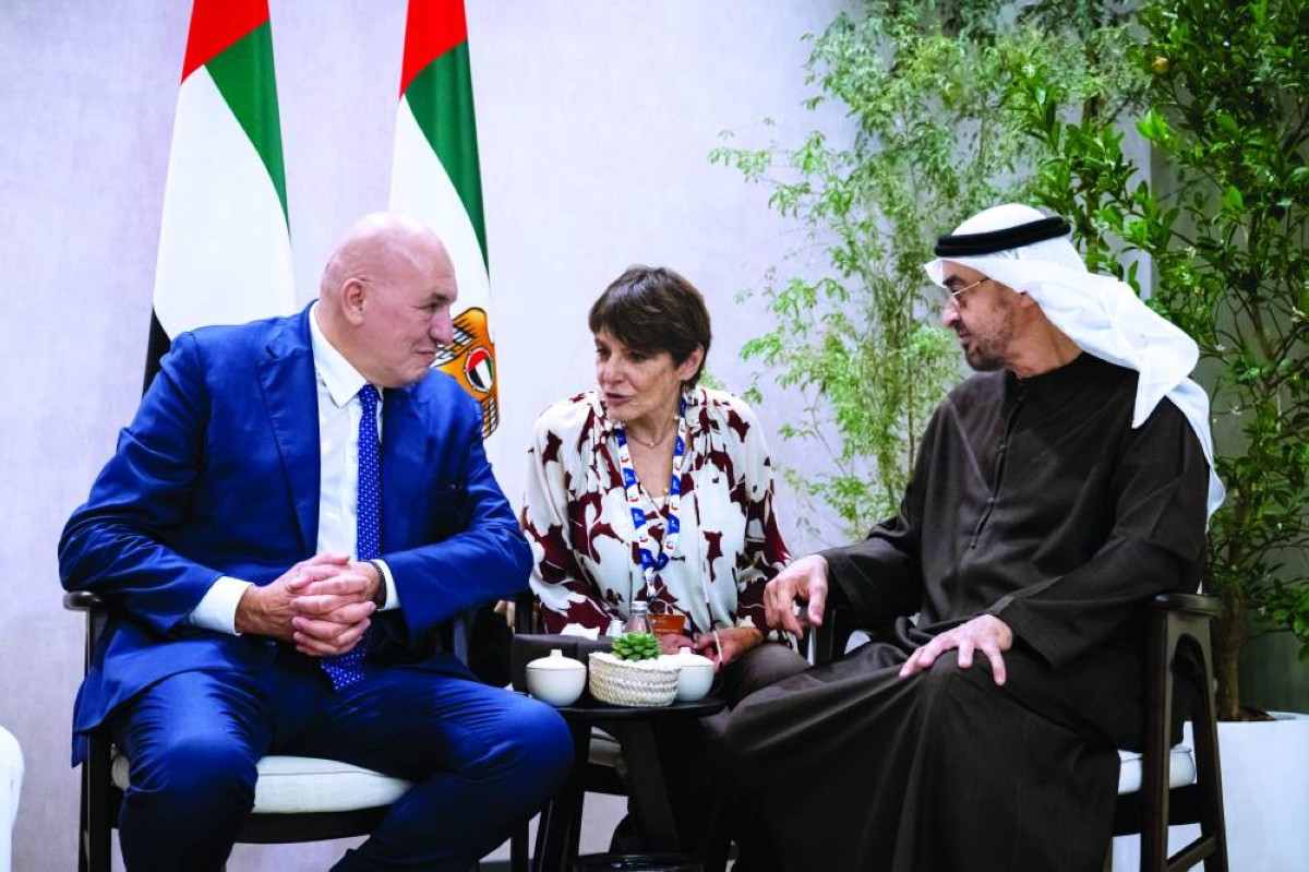 رئيس الدولة يزور معرض دبي للطيران ويلتقي وزير الدفاع الإيطالي