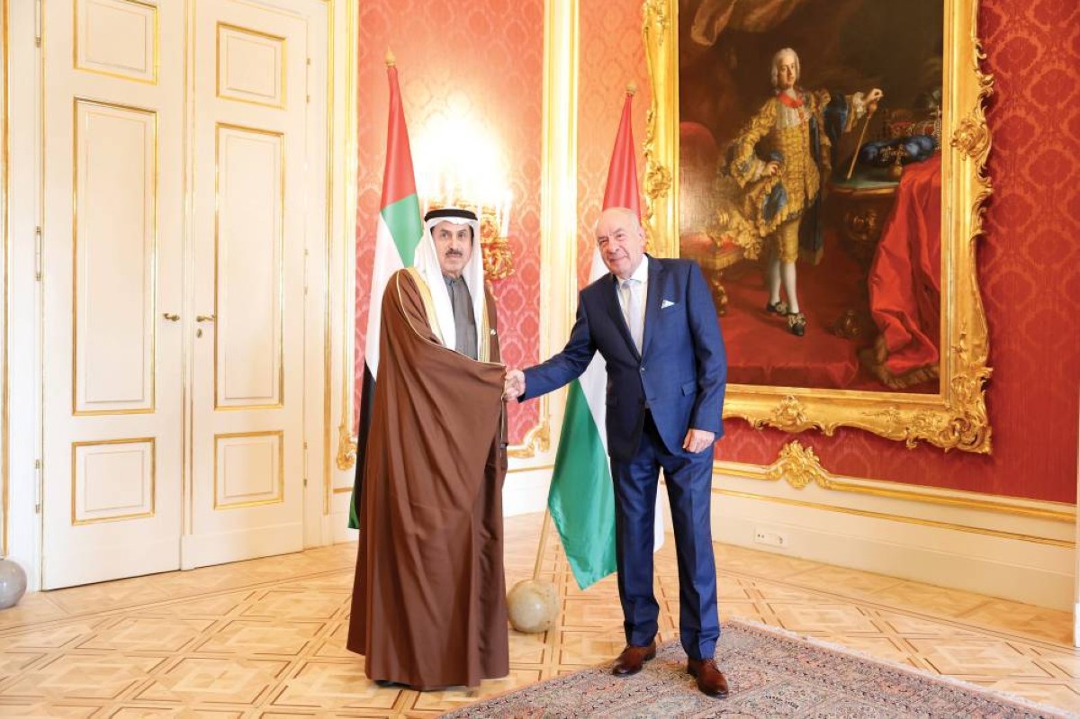 رئيس المجر وصقر غباش يبحثان التطورات الإقليمية والدولية