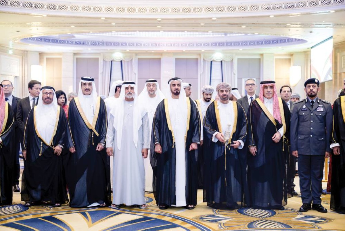 سيف بن زايد يحضر حفل السفارة العمانية بمناسبة اليوم الوطني الـ 55