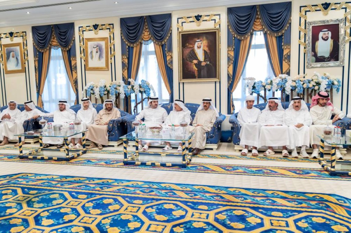 مكتوم بن محمد يقدّم واجب العزاء في وفاة أسامة أحمد الشعفار