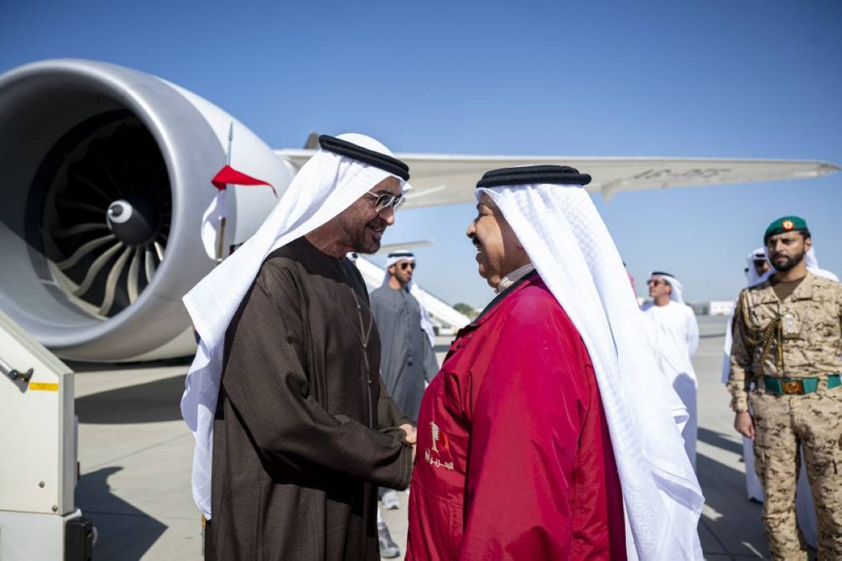 محمد بن زايد يصل البحرين في زيارة عمل والملك حمد بن عيسى في مقدمة مستقبليه