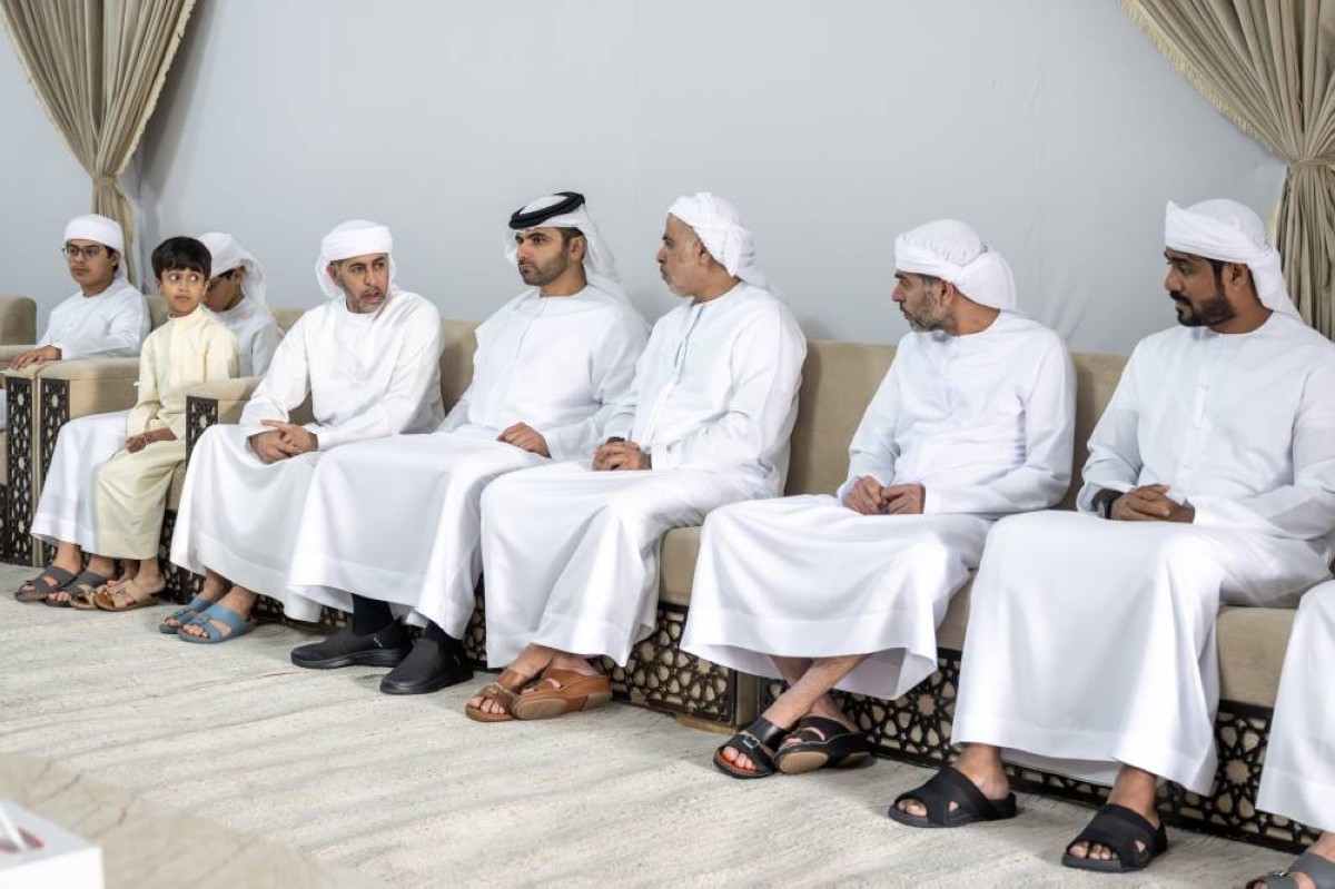 منصور بن محمد يقدّم واجب العزاء في وفاة موزة حميد عبيد الشامسي